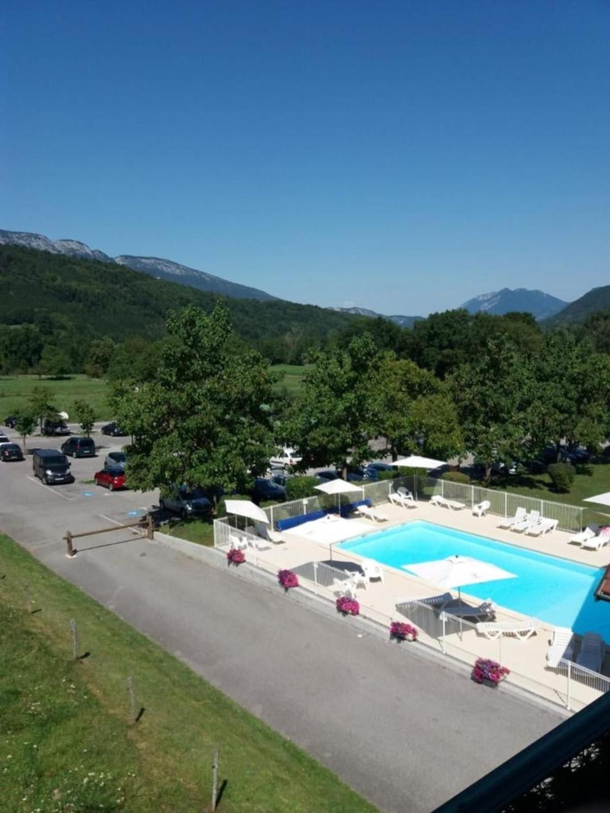 The Green Fee Close To The Golf Course And 5 Minutes From The Lake Giez Exterior photo
